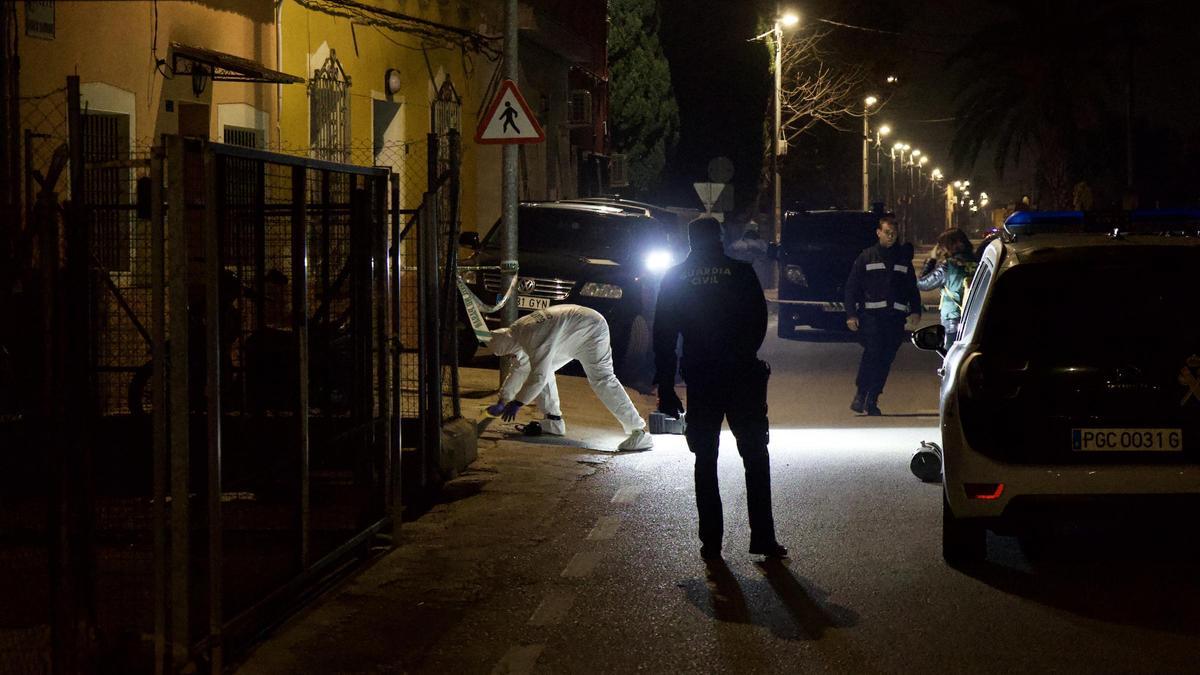 Un investigador de la Policía Científica recoge vestigios cerca de la casa de Lorenzo la noche del crimen de Monteagudo.