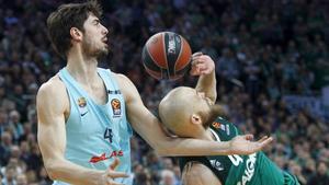 Kavaliauskas y Tomic disputan un balón durante el Zalgiris-Barça.