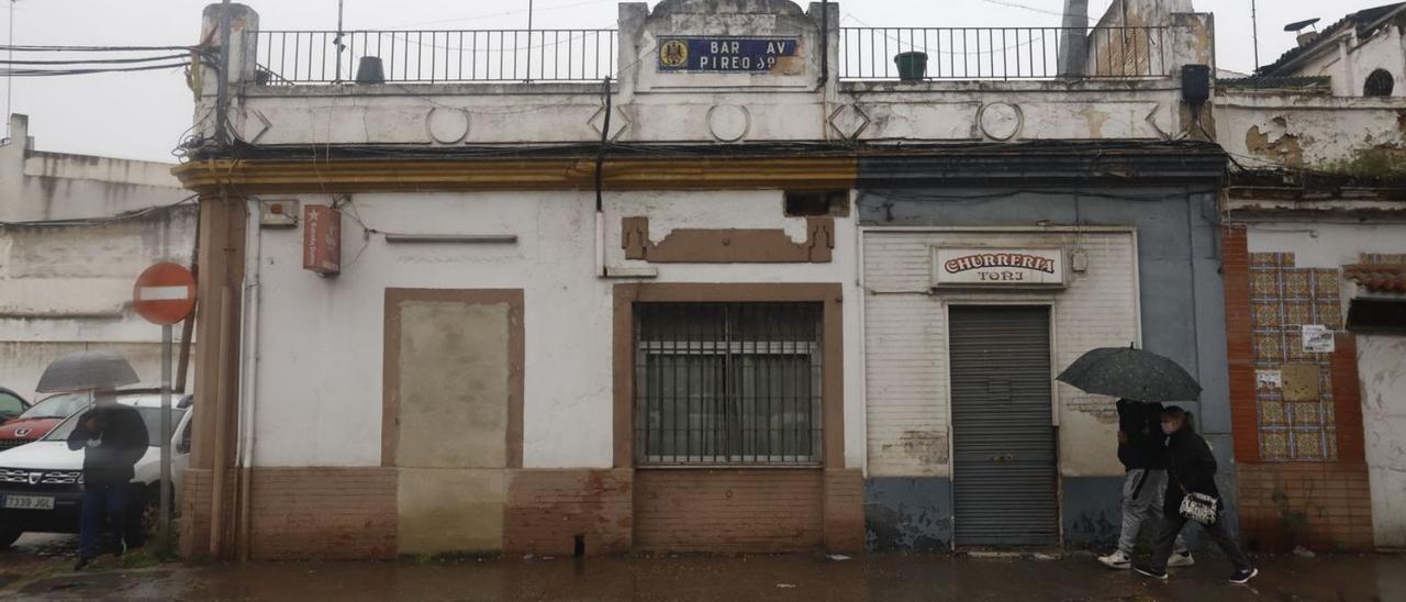 Fachada del antiguo bar Pireo, en el barrio cordobés de Las Margaritas.