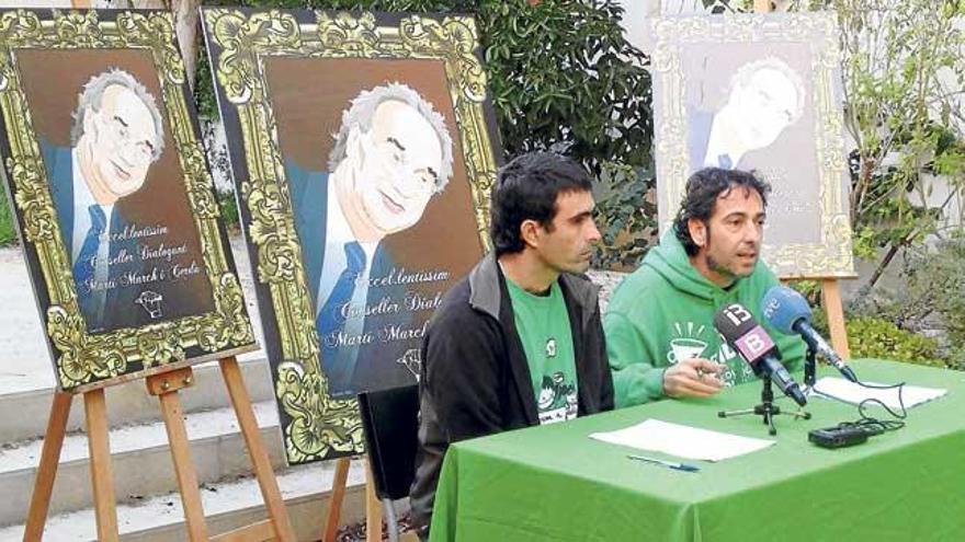Iñaki Aicart y Guillem Barceló, frente a la caricatura que han hecho del conseller March.