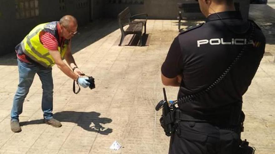 La Policía inspecciona el lugar donde hallaron un casquillo.