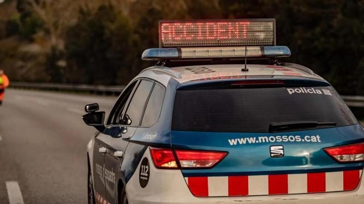 Un cotxe dels Mossos alerta d'un accident, en una imatge d'arxiu