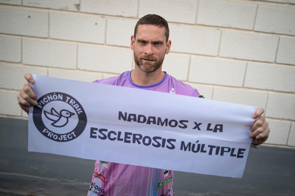 Ramón García muestra una pancarta sobre el evento de mañana en los exteriores del periódico EL DÍA.