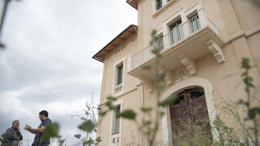 Façana principal i antiga porta d&#039;entrada de la torre Lluvià, al terme municipal de Manresa