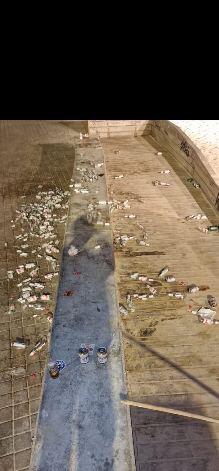 FOTOS | Otro fin de semana de suciedad y botellones en Playa de Palma