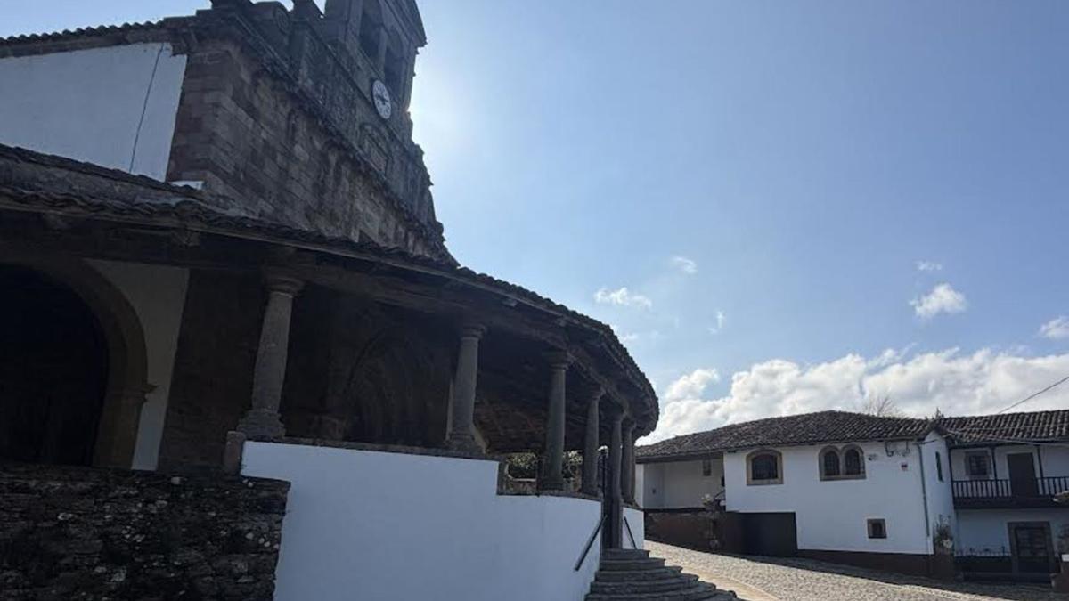 La iglesia de San Juan de Amandi, con la rectoral enfrente.