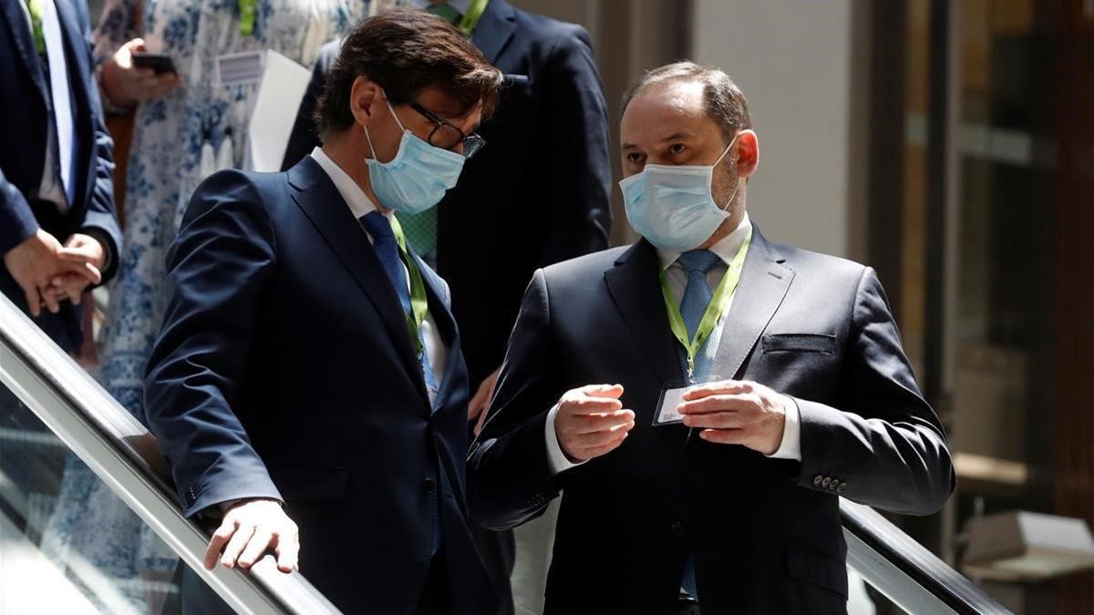 Los ministros Salvador Illa y José Luis Ábalos, en su visita hoy al Aeropuerto Adolfo Suarez Madrid-Barajas