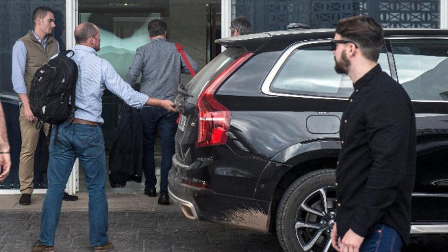 David Cameron (de espaldas con camisa gris y con un bolso rojo), en la tarde de ayer, entrando a la sala de autoridades del aeropuerto de Guacimeta.