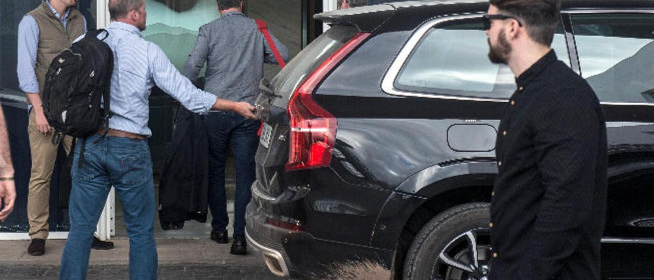 David Cameron (de espaldas con camisa gris y con un bolso rojo), en la tarde de ayer, entrando a la sala de autoridades del aeropuerto de Guacimeta.