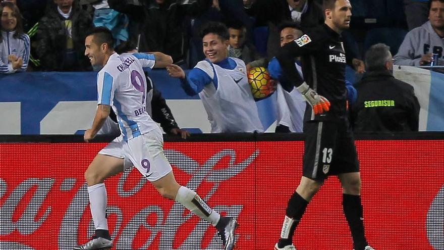 Charles celebra un gol ante el portero del Atlético de Madrid Jan Oblak.