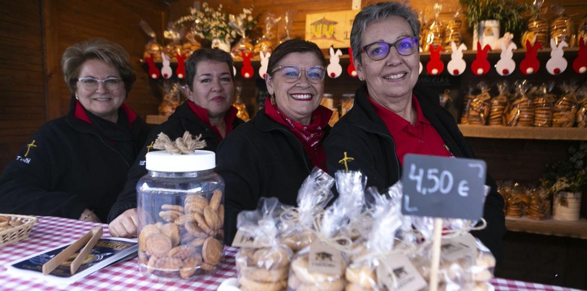 Charo Rodríguez, María Jesús Fernández, Marta García y María Antonia García, de la asociación Fuente L’Ordoño, que se estrenan este año en el Festival de la marañuela. | María Fuentes