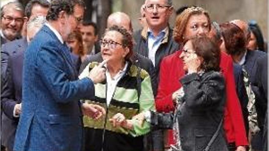 Rajoy conversant amb ciutadans després de l&#039;acte a Durango.