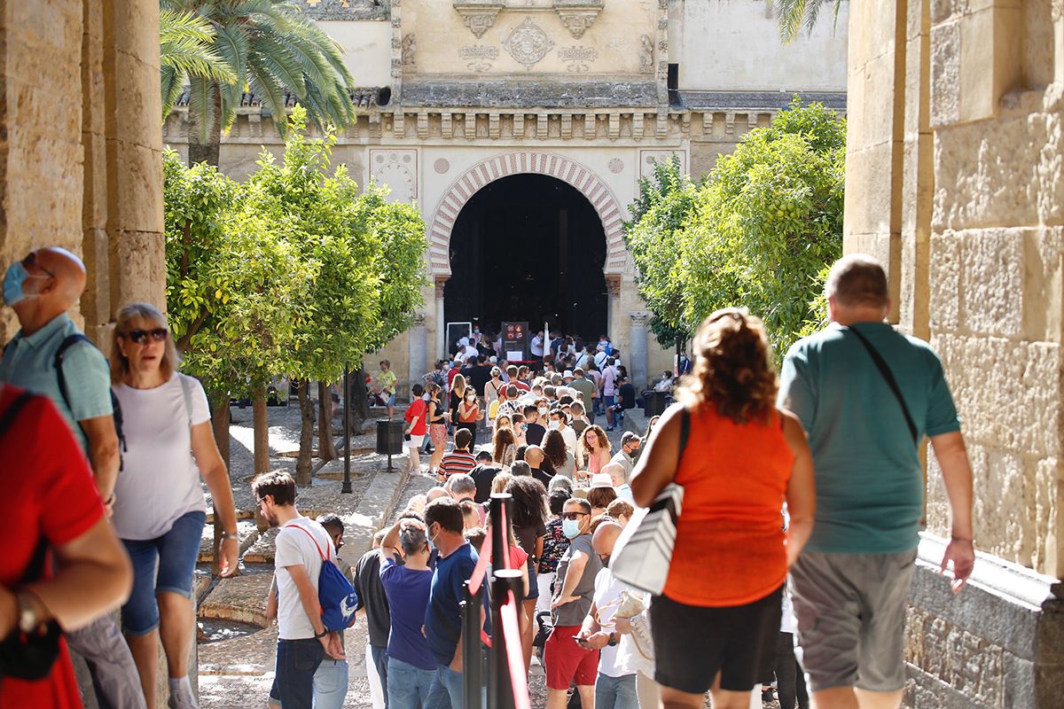 El turismo por el Puente del Pilar deja la estampa del casco histórico cordobés abarrotado