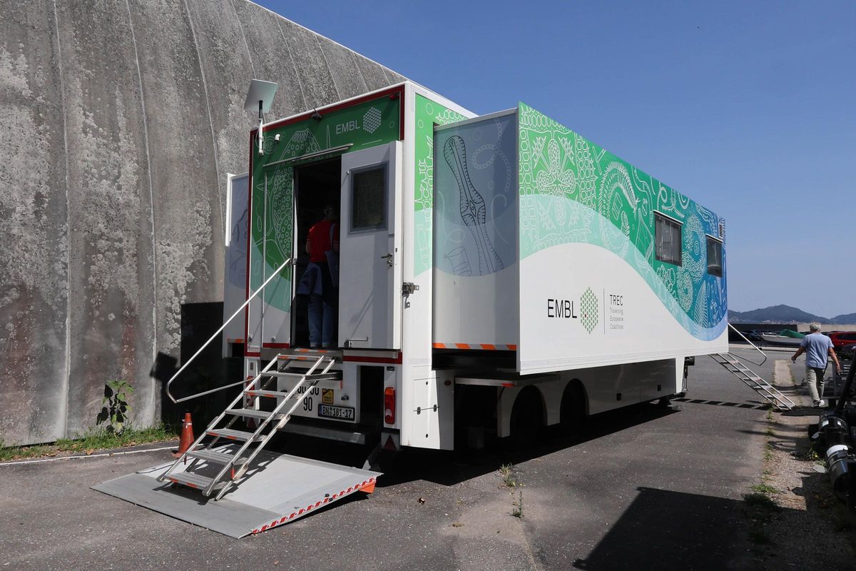 El Laboratorio Móvil está aparcado en la Ecimat de Toralla.