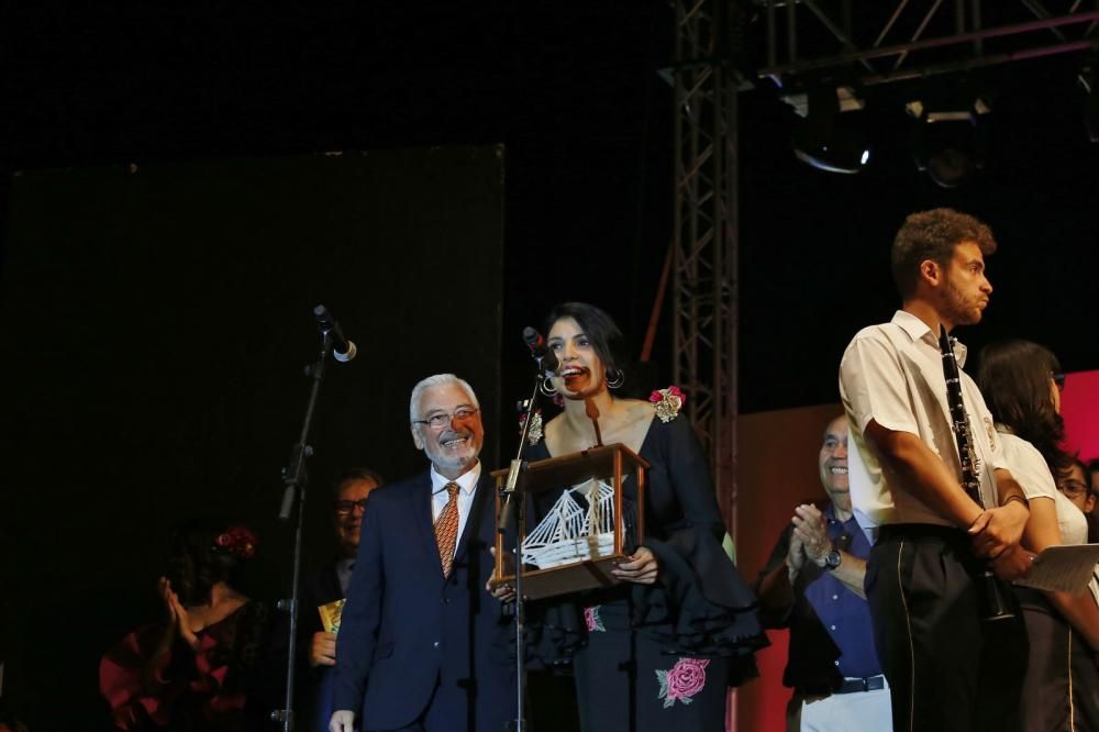 La Feria de Sevillanas 2017 comenzó anoche con una gran afluencia de público, actuaciones flamencas y de sevillanas, gastronomía y casetas, en el recinto portuario de Torrevieja