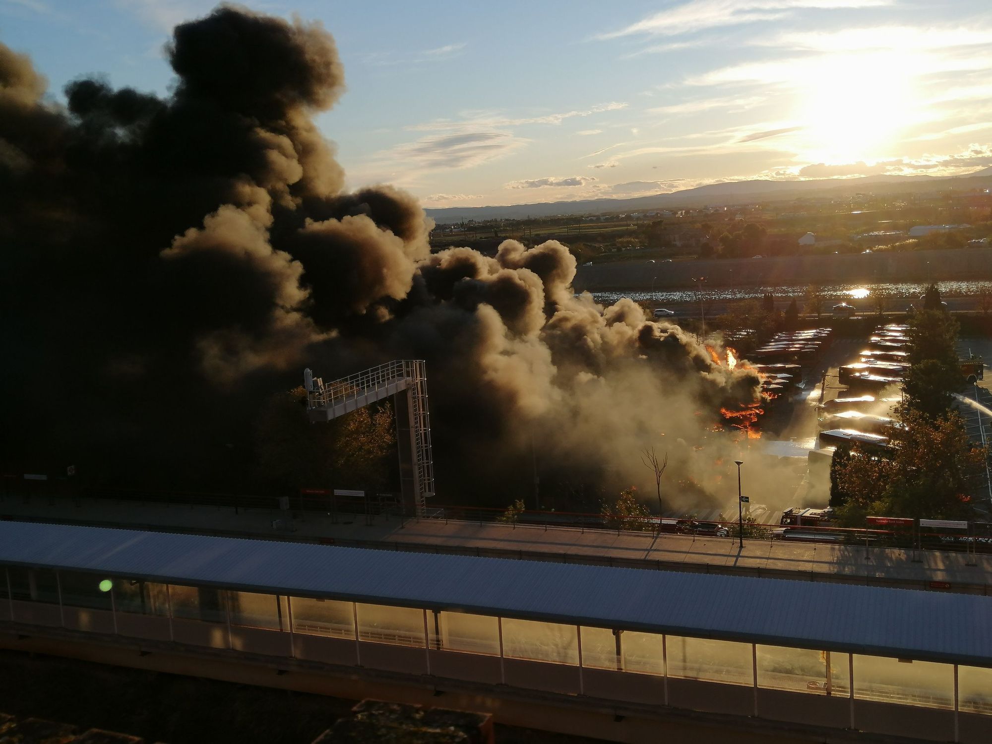 Galería: Espectacular incendio en las cocheras de la EMT de Valencia