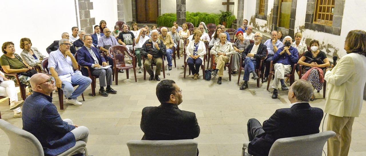 Amigos de Pepe Alonso, durante el homenaje en la Casa de la Iglesias. En primer término, de espaldas, por la izquierda, José Miguel Álamo, Cristóbal Dénz, Jesús Pérez e Isabel Luján.