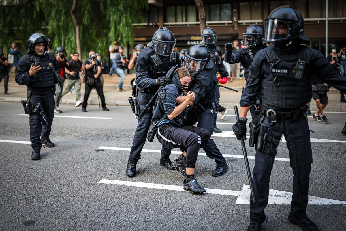 Agents dels Mossos retenen una persona durant una manifestació a favor de Palestina a Barcelona