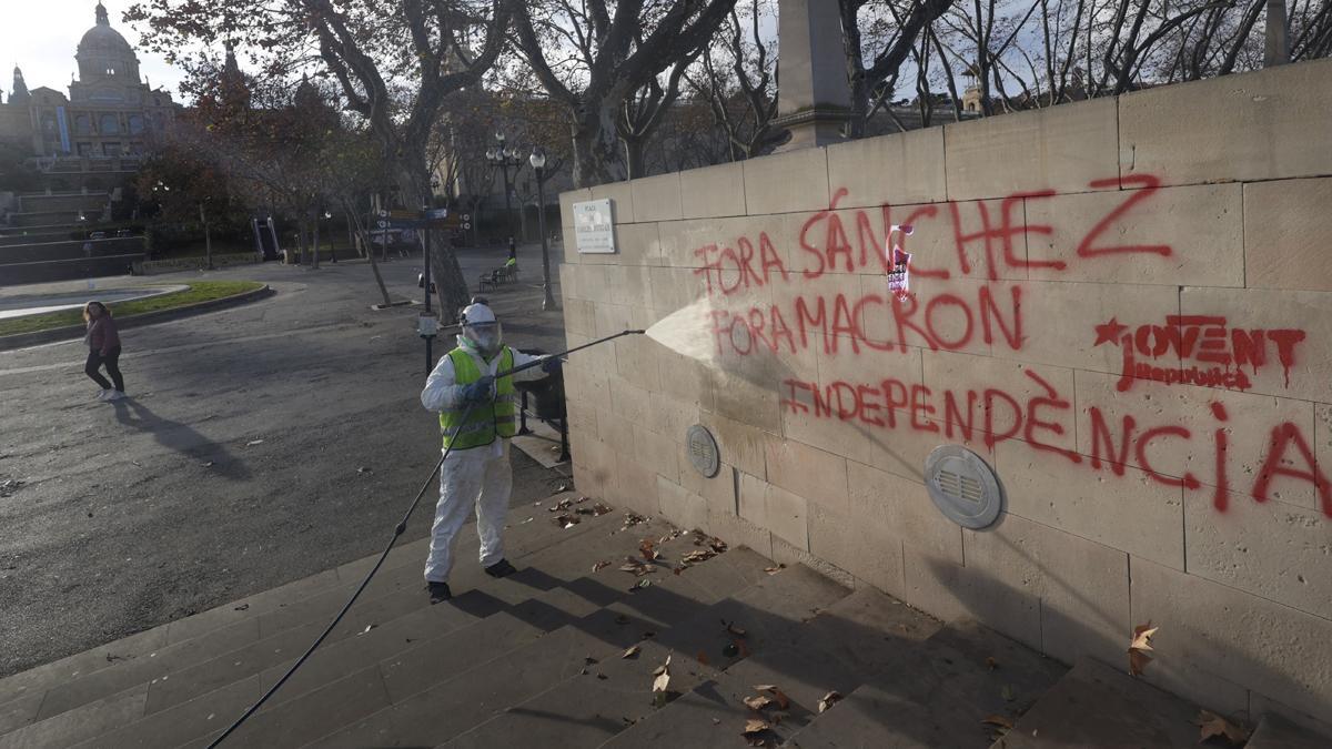 Limpieza de pintadas en contra de la cumbre hispano-francesa en Barcelona