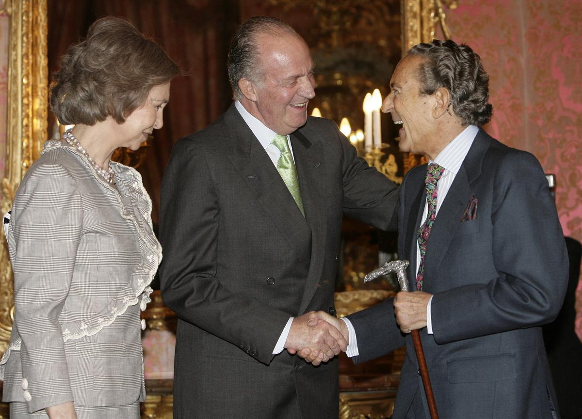 El escritor Antonio Gala saluda y bromea con el rey Juan Carlos, en presencia de la reina Sofía, en abril del año 2007.