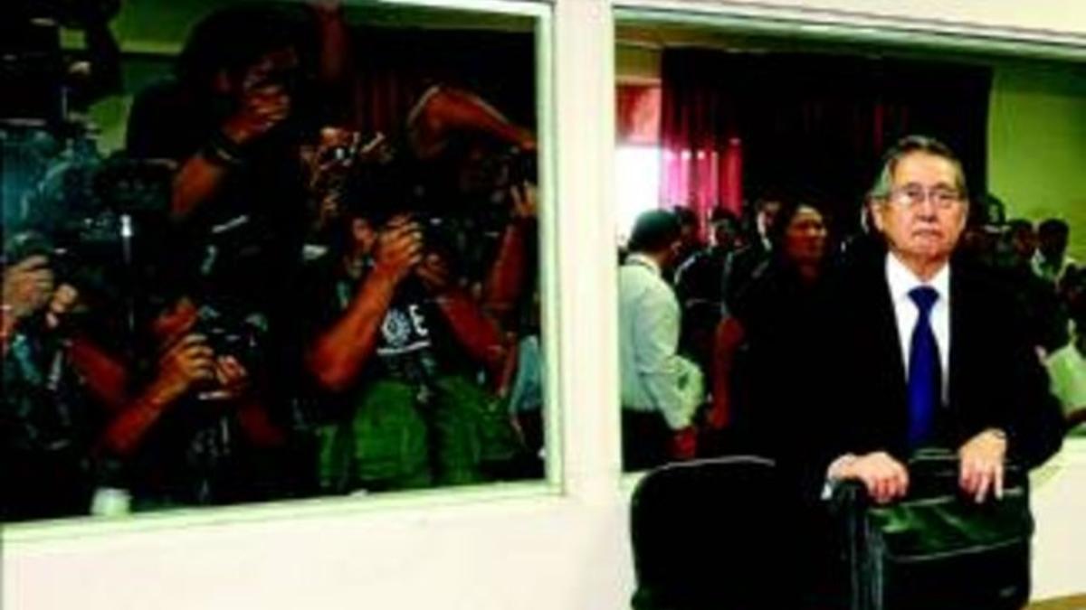 El expresidente Alberto Fujimori se prepara para abandonar la sala del Tribunal Supremo tras ser condenado, ayer en Lima.