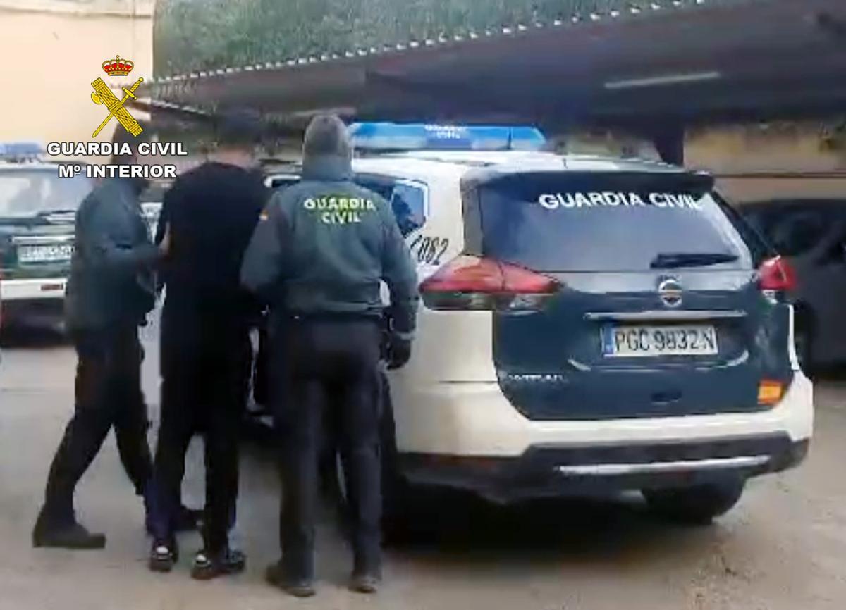 La Guardia Civil procede al arresto de uno de los sospechosos.