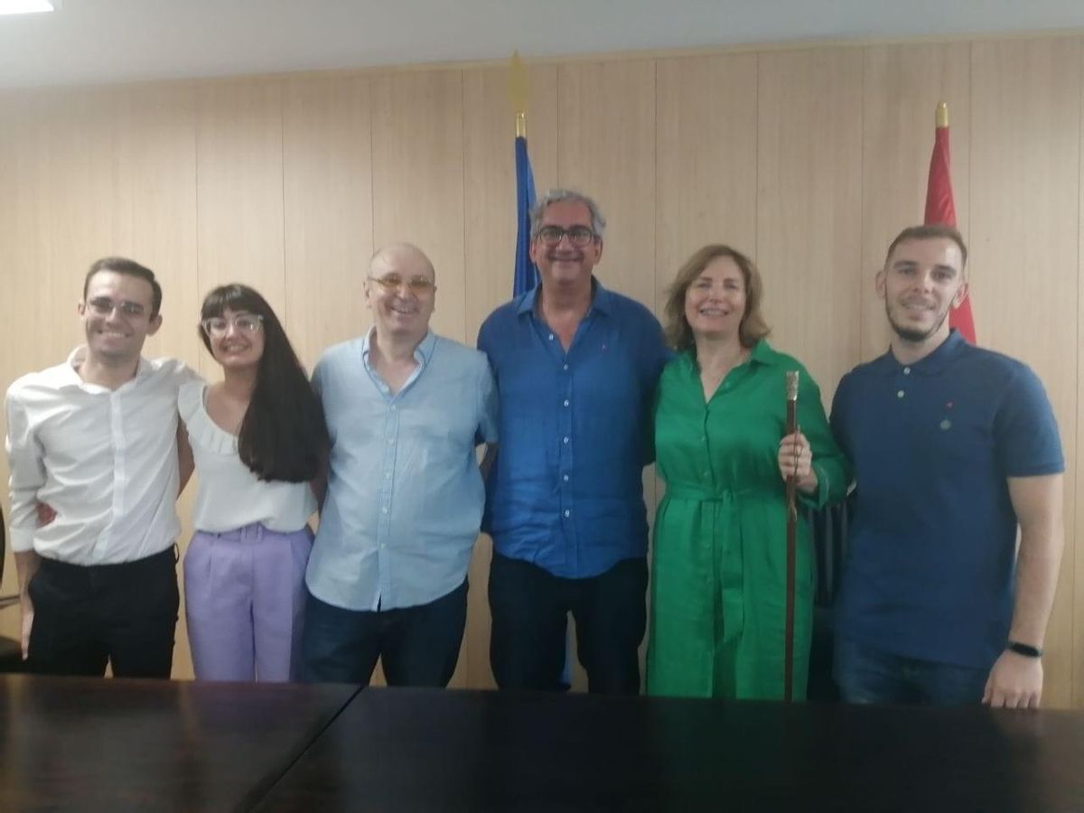 La alcaldesa, Rosa Isabel Garrido, junto a Joaquín Macías, coordinador regional de IU, el día de la investidura.