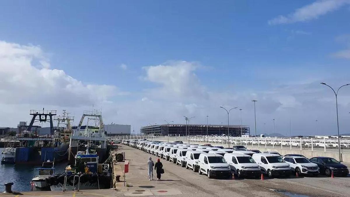 Los vehículos desbordan de nuevo la terminal de Bouzas.