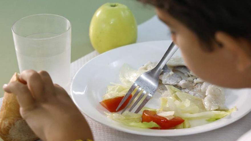 Consumo obvia al sector e insiste en limitar el pescado en los colegios