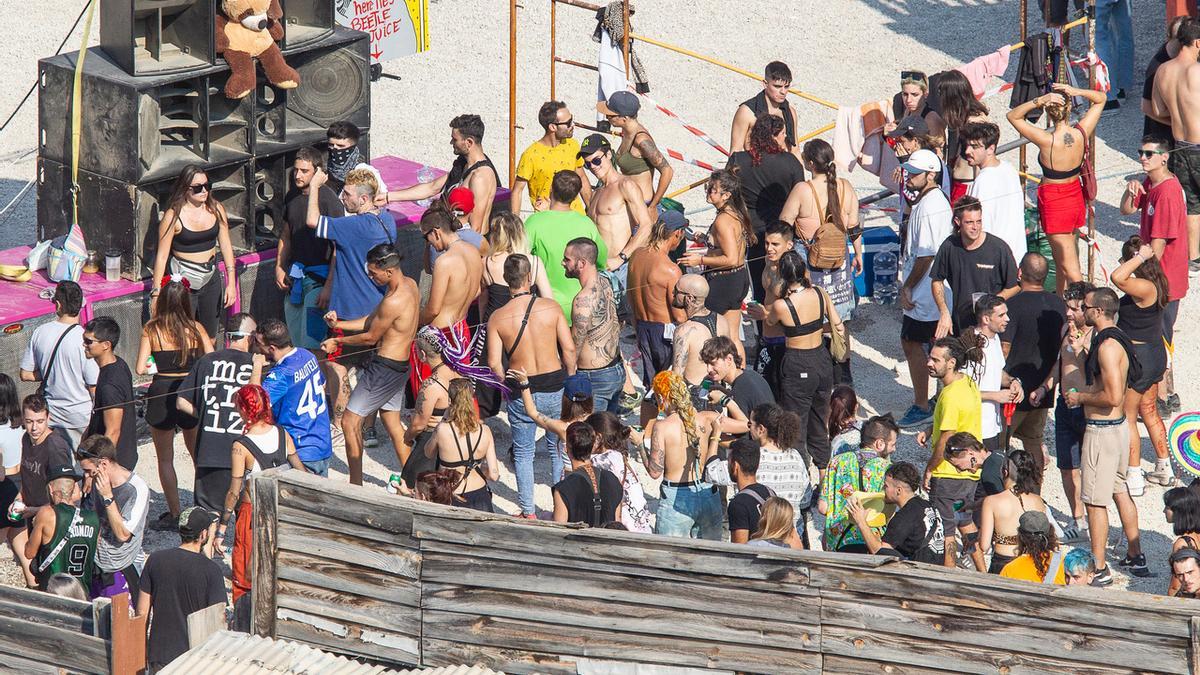 Gran despliegue policial por una fiesta ilegal con más de 1.000 personas en El Campello