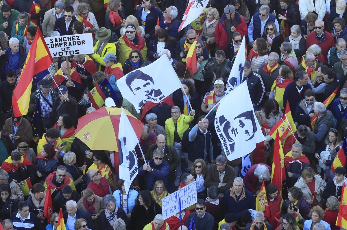 Manifestación multitudinaria contra la amnistía en la Plaza de Cibeles de Madrid