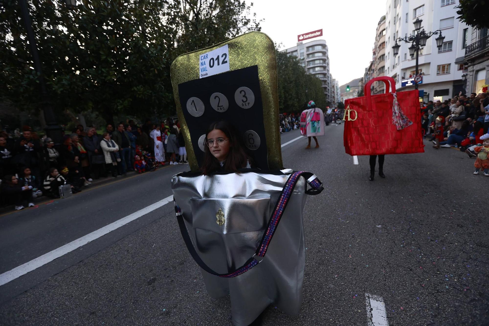 EN IMÁGENES: El Carnaval llena de color y alegría las calles de Oviedo