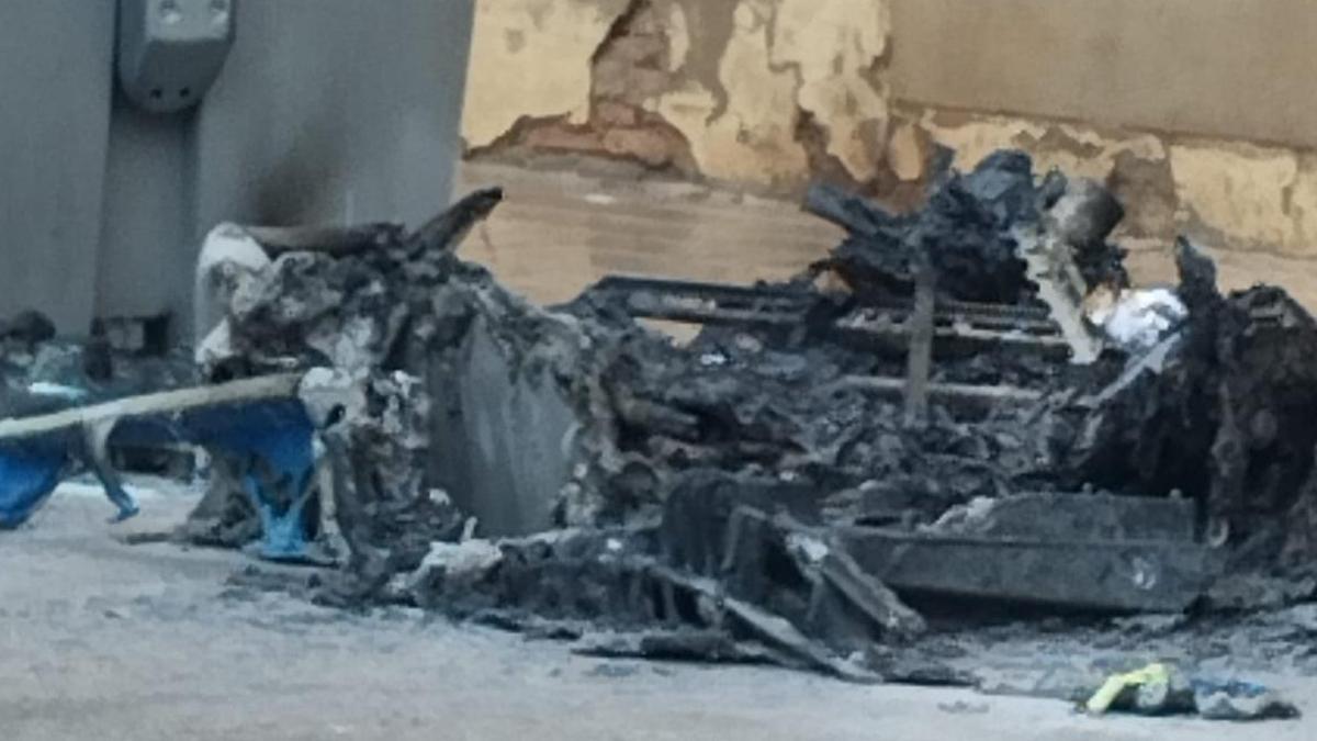 Contenedor quemado en Albalat dels Sorells.