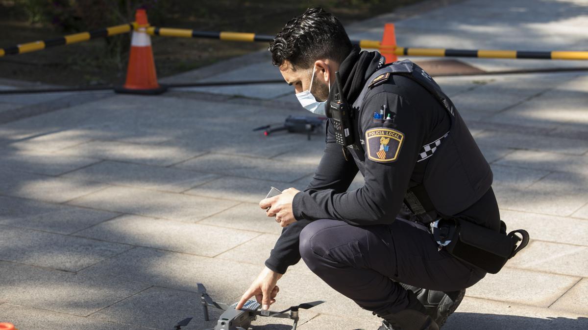 Un agente comprueba el dron con el que la Policía Local de València buscará a personas con fiebre entre la multitud.