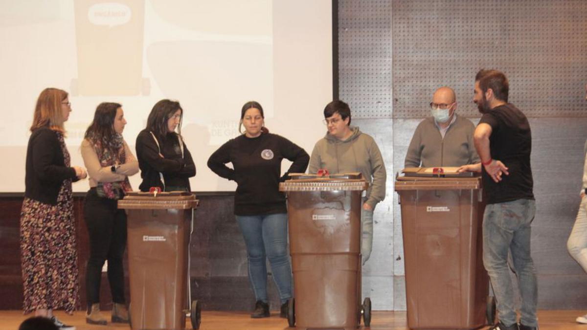 Reunión con los hosteleros por el contenedor marrón.   | //  SANTOS Á.