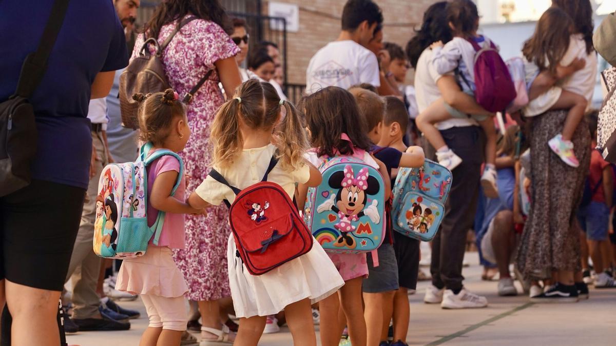 Un grupo de alumnos de segundo ciclo de Infantil en la entrada del colegio.