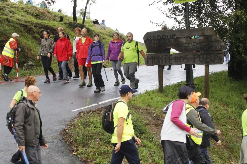 Decenas de personas participan en el Trail Montes de Vigo, con dos recorridos en el entorno del Monte dos Pozos de 23 y 13 kilómetros. También se celebró una andaina de 7 kilómetros.