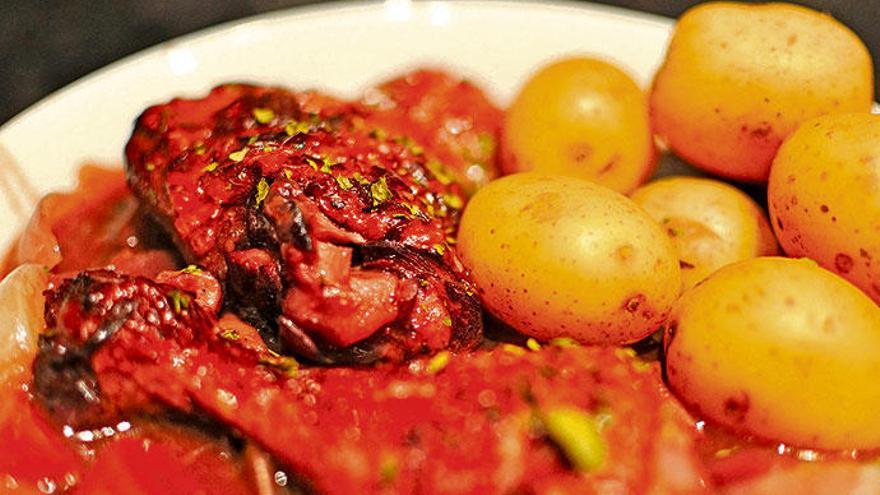 Beim Hühnergericht Coq au Vin sollte die Sauce und das Fleisch eine kräftige, rote Farbe angenommen haben.