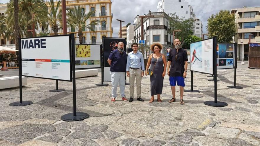 Los responsables de la iniciativa, en el puerto de Vila.  | MARE