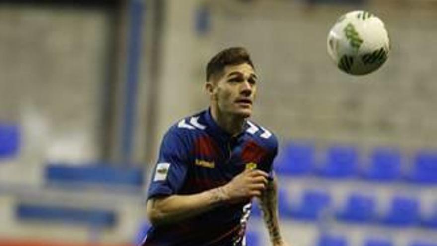 Raúl Fuste, en un encuentro con el Llagostera.