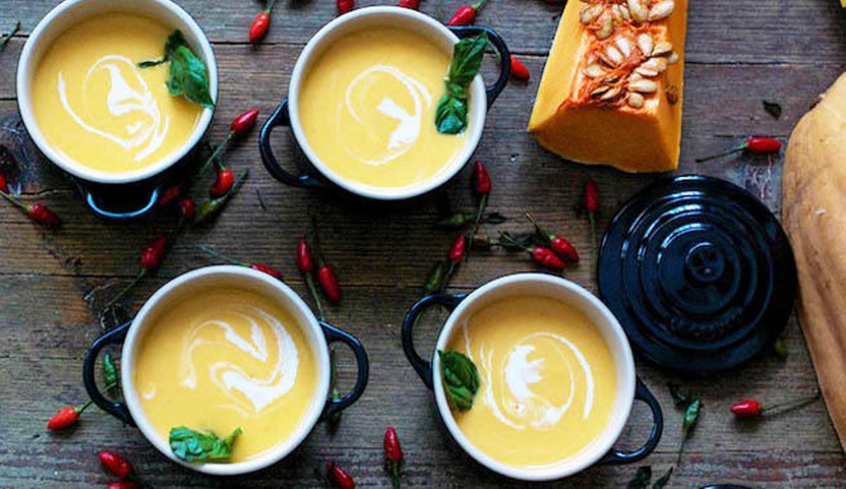 Crema de calabaza con curry rojo y coco.