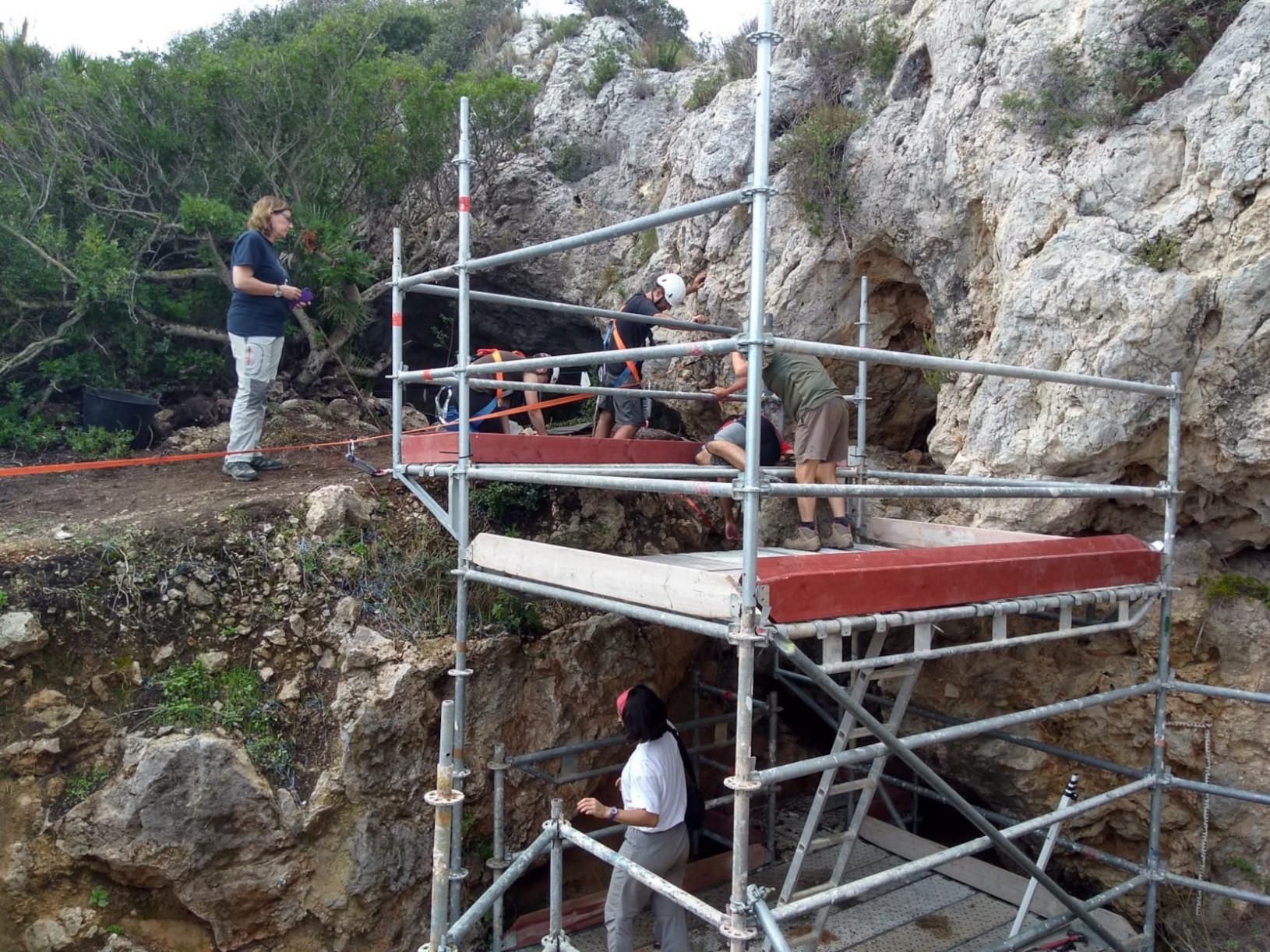 Una campaña de excavaciones en el yacimiento del Volcà del Far a cargo de expertos de la Universitat de Vaència.