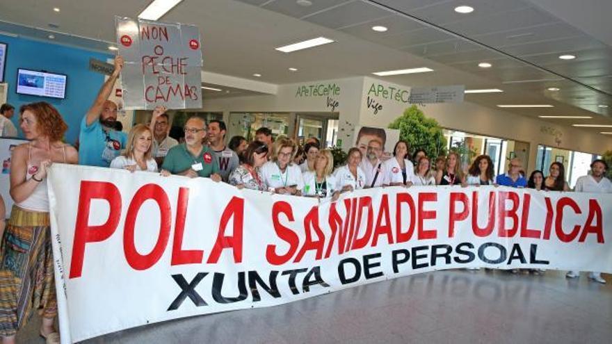 Protesta del personal contra el cierre de camas en el hospital de Vigo