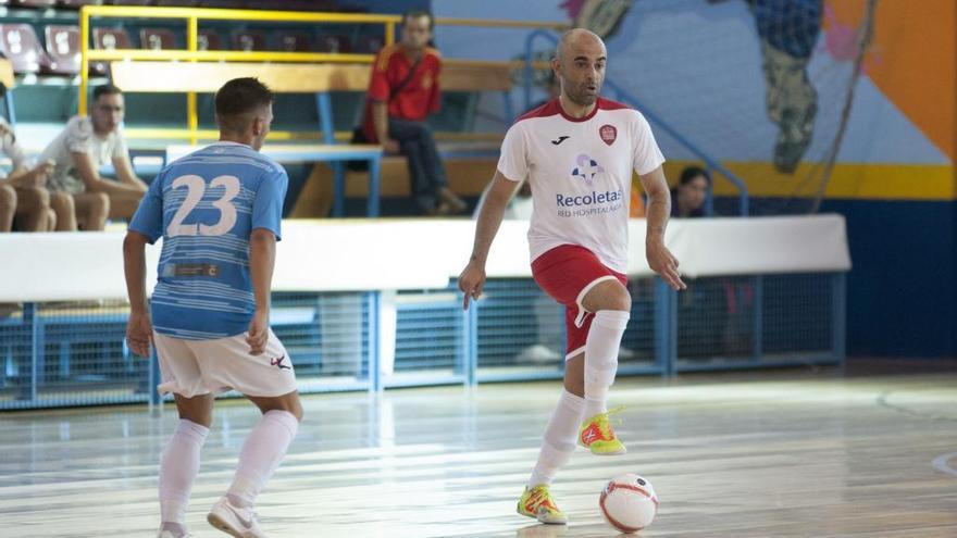 Josico controla el balón frente a un rival