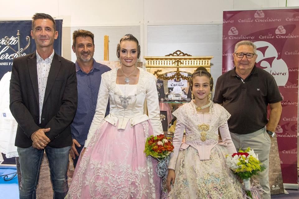 Los responsables de la firma Castillo Cinceladores también conocieron a las falleras mayores de València, Consuelo y Carla, durante la "Festa per a Tots". La empresa de Benicalap vuelve a ser proveedora oficial de la JCF y se encargará de las peinetas de los trajes Siglo XVIII