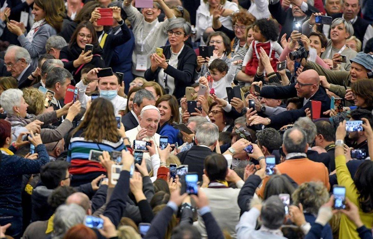 El Papa Francisco saluda a los miembros de la Asociación Italiana contra la leucemia, linfomas y mieloma.