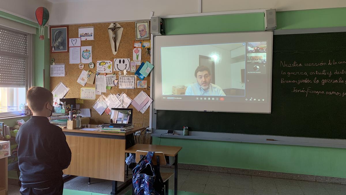 Daniel Botnaru haciendo una pregunta a Jonás Fernández en el colegio Amor de Dios