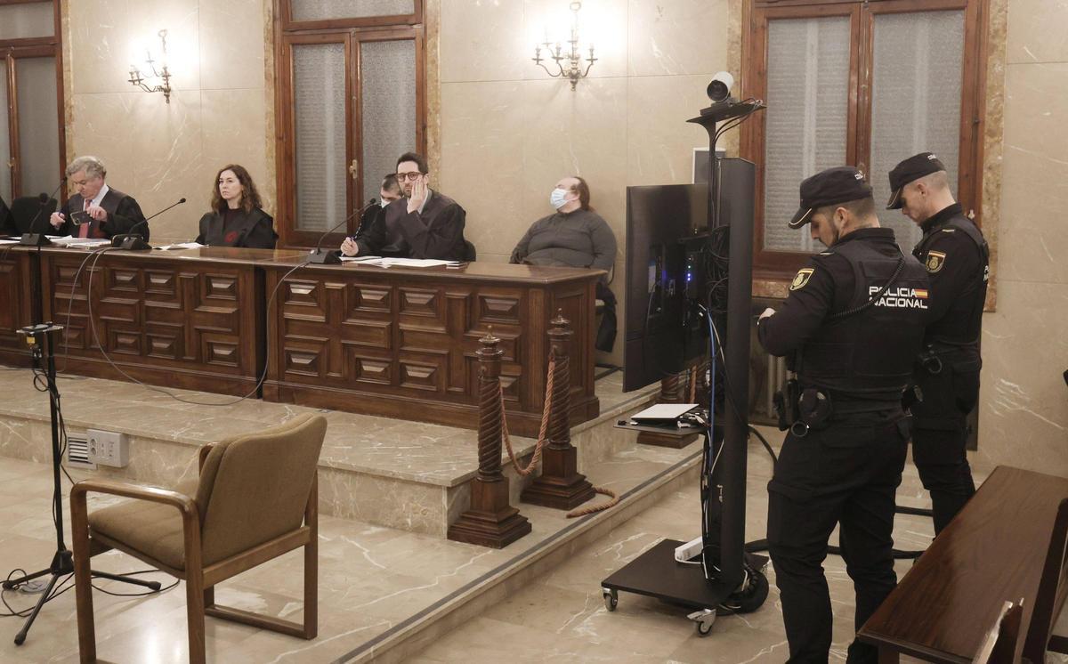 El otro acusado condenado a prisión permanente revisable ante la ausencia de la madre de la bebé arrojada a un cubo de basura en Porto Cristo..