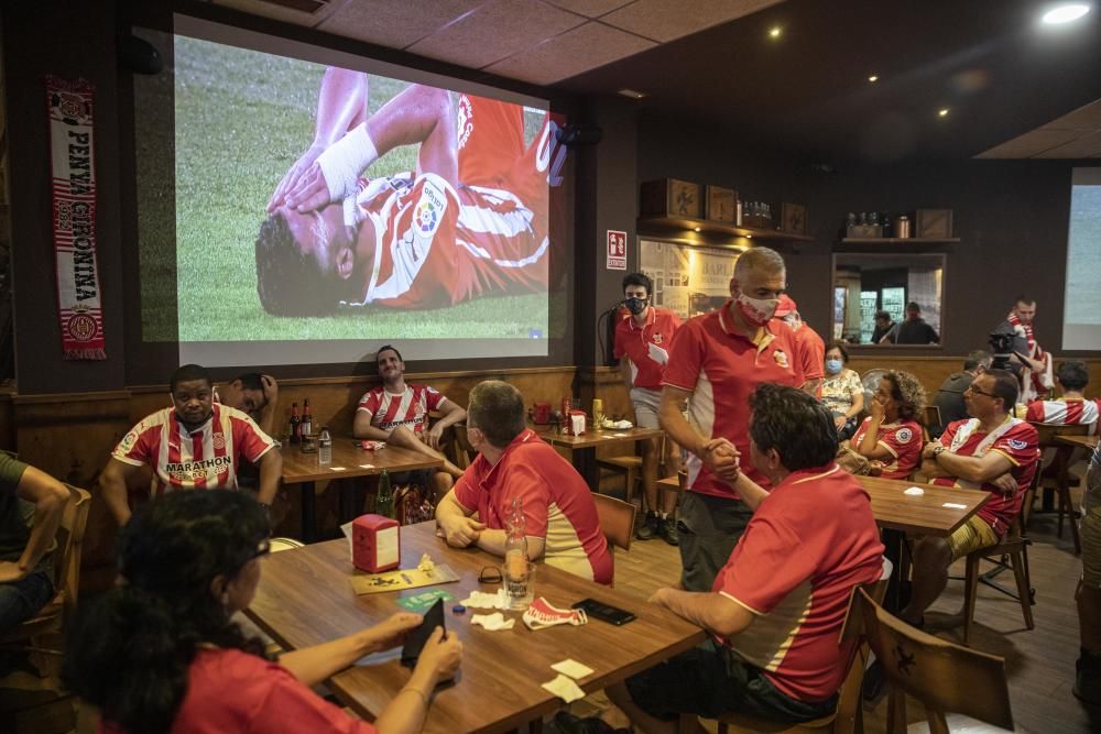 L'afició del Girona viu lluny de Montilivi la decepció.