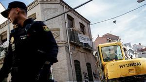 Un agente de Policía Nacional en un dispositivo por la okupación de una vivienda en Madrid.